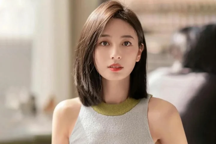 Cô gái tóc thẳng ngang vai với phụ kiện