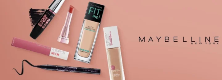 Maybelline Của Nước Nào? Hé Lộ Nguồn Gốc & Chặng Đường Phát Triển Cô gái trang điểm với sản phẩm Maybelline