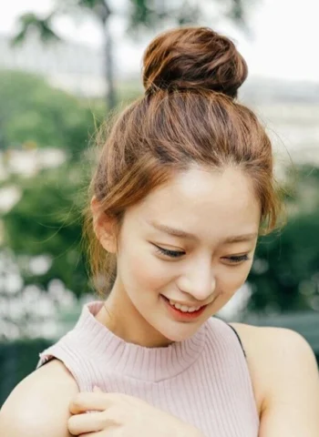 Cô gái với kiểu búi tóc cao tự nhiên, trẻ trung