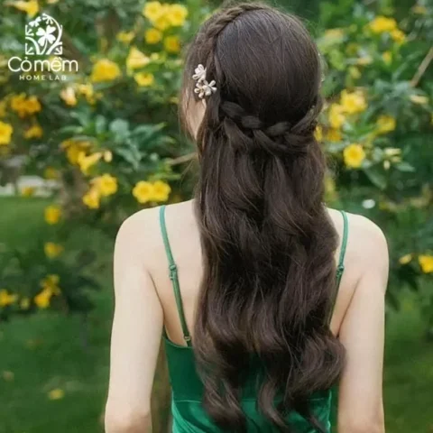 Cô gái với kiểu tóc tết nửa đầu xinh xắn