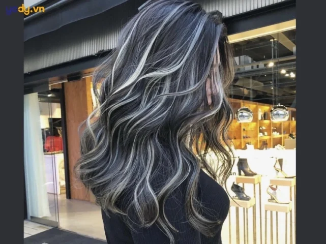 Cô gái với mái tóc highlight khói màu bạch kim