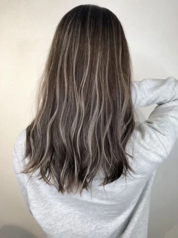 Cô gái với mái tóc highlight khói màu bạch kim