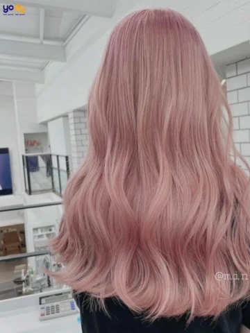 Tóc Hồng Pastel 2026: Xu Hướng Mới, Cách Nhuộm Và Chăm Sóc Chuẩn Salon Cô gái với mái tóc hồng pastel rực rỡ