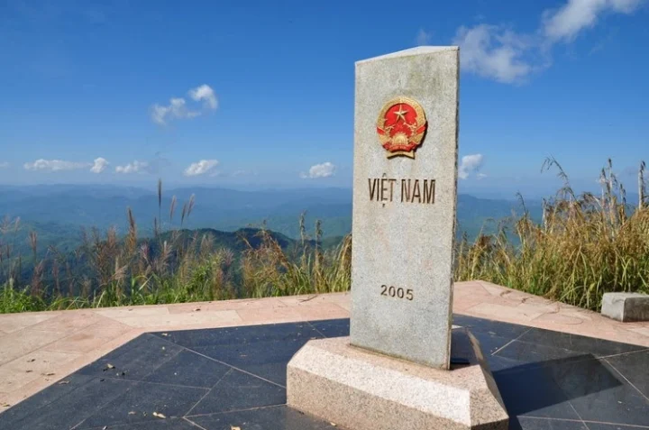 Con đường mòn dẫn đến điểm cực tây Việt Nam