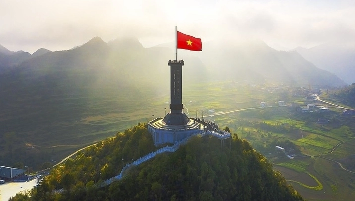 Điểm Cực Bắc Nước Ta Thuộc Tỉnh Nào? Khám Phá Vùng Đất Thiêng Liêng Cột cờ Lũng Cú biểu tượng của điểm cực Bắc