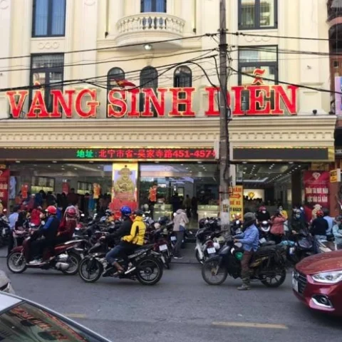 Cửa hàng tiệm vàng Sinh Diễn Bắc Ninh trưng bày sản phẩm nổi bật