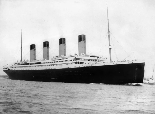 Hình ảnh con tàu RMS Titanic trên biển