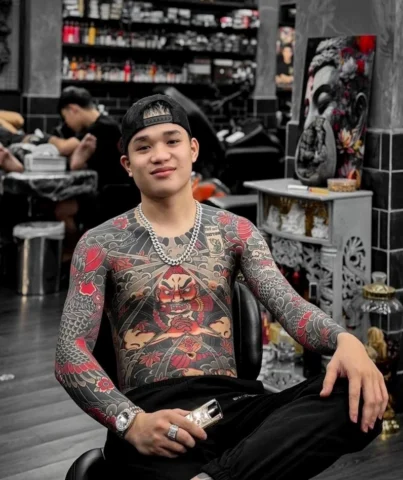 Hình xăm full bụng nam với họa tiết Tribal