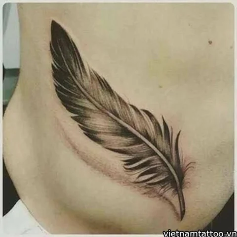 Hình xăm lông vũ nam kết hợp với hoa văn