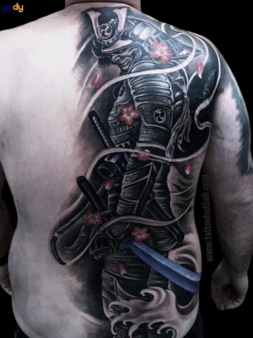 Hình xăm nửa lưng samurai với phong cách truyền thống Nhật Bản