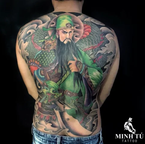 Hình Xăm Quan Vũ Kín Lưng: Biểu Tượng Sức Mạnh và Uy Quyền Hình xăm Quan Vũ phong cách Black and Grey trên lưng