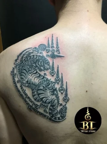 Hình Xăm Thái Lan Cực Đẹp: Khám Phá Nghệ Thuật Xăm Độc Đáo Hình xăm rắn thần Naga Thái Lan