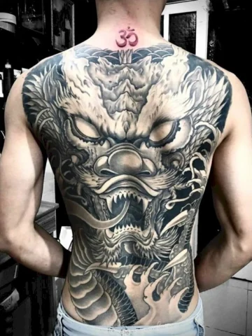 Hình xăm rồng trắng đen kín lưng đầy uy lực
