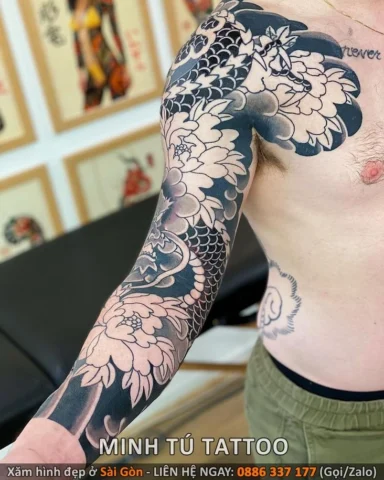 Hình xăm tay hoa mẫu đơn với nhiều chi tiết và màu sắc