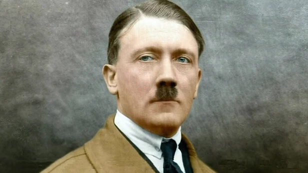Hitler Là Người Nước Nào? Giải Mã Nguồn Gốc Lãnh Tụ Phát Xít Hitler phát biểu trước đám đông