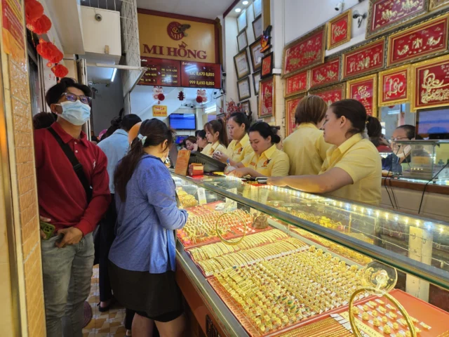 Khách hàng giao dịch tại Tiệm Vàng Mi Hồng Bà Chiểu