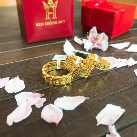 Khách hàng mua vàng tại Kim Thành Huy