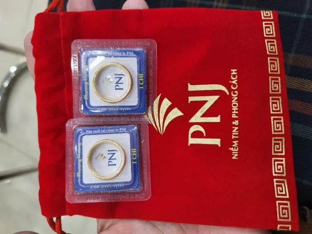 Cập Nhật Giá Vàng Nhẫn 9999 PNJ 2026: Dự Báo và Phân Tích Khách hàng trải nghiệm mua sắm tại PNJ