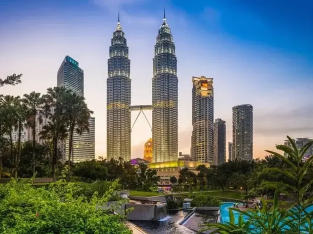 Khu phố sầm uất về đêm tại Kuala Lumpur