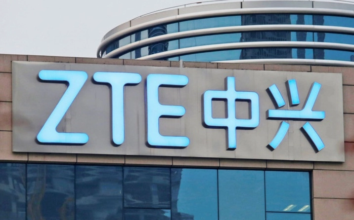 ZTE của nước nào? Khám phá nguồn gốc và lịch sử tập đoàn Kỹ sư làm việc với thiết bị mạng ZTE