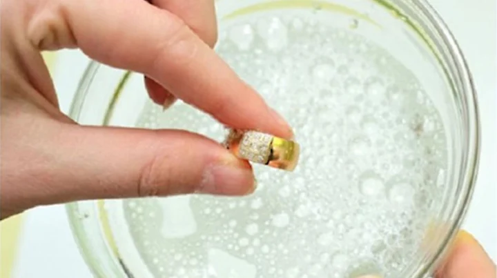 Làm sạch vàng 18K bằng nước rửa chén và nước ấm