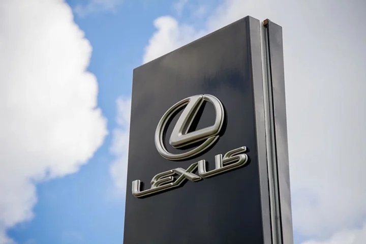 Lexus của nước nào? Lịch sử và Định vị thương hiệu xe sang Nhật Bản Logo Lexus
