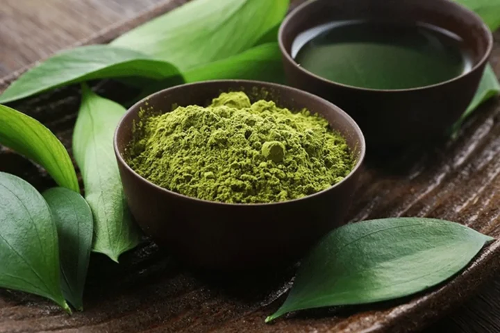Ly matcha đá mát lạnh và bột matcha
