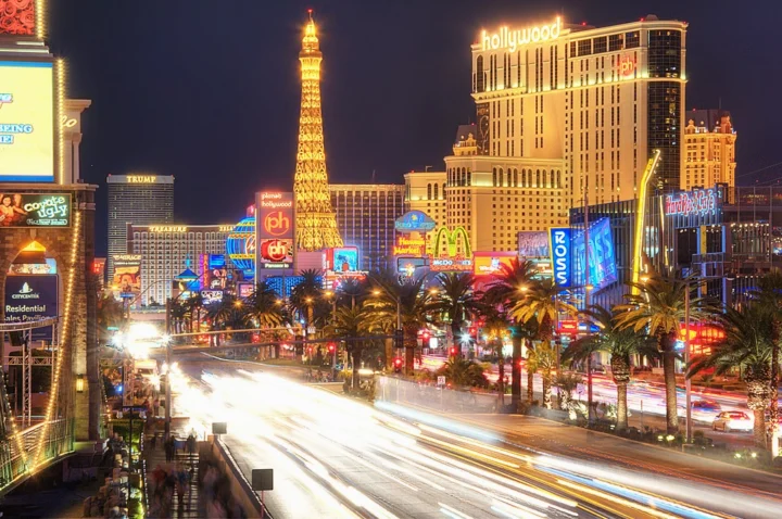 Las Vegas ở nước nào? Khám phá thủ đô giải trí thế giới Màn trình diễn ánh sáng trên Fremont Street