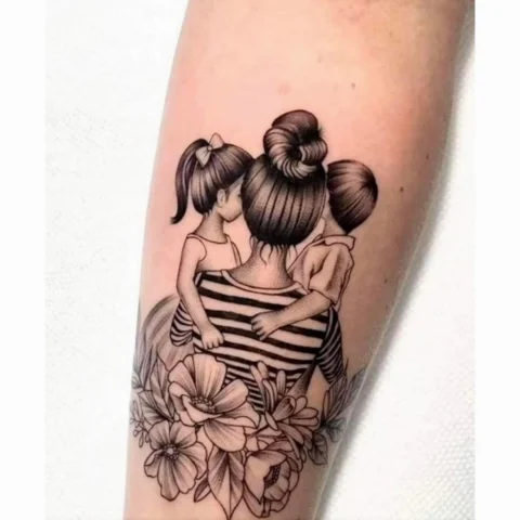 Mẫu hình xăm mẹ 2 con với phong cách chữ và hoa văn