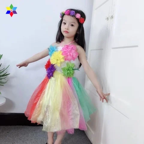 Mẫu trang phục thời trang tái chế làm từ áo mưa