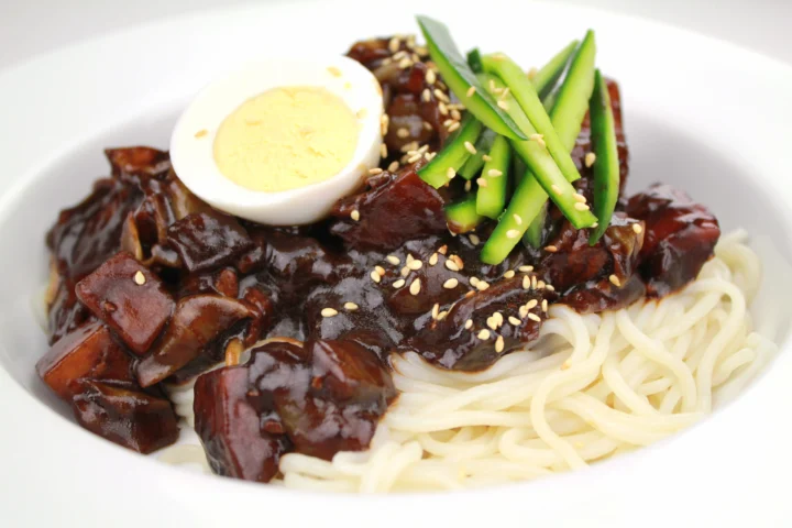 Mì tương đen Jajangmyeon hấp dẫn