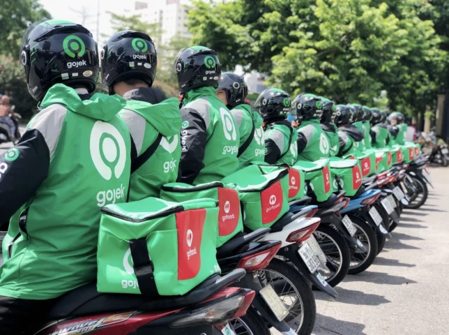 Gojek của nước nào? Hé lộ nguồn gốc và hành trình vươn ra thế giới Một tài xế Gojek đang giao hàng