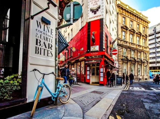 Người dân Ireland thưởng thức bia