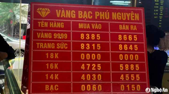 Người dân mua vàng tại cửa hàng ở Nghệ An