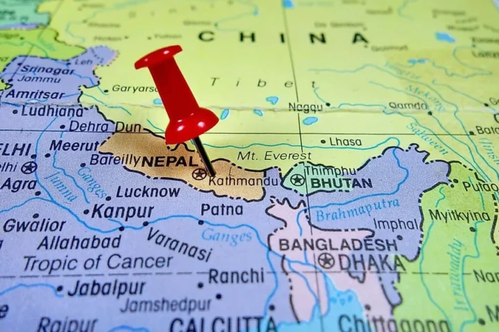 Nepal Là Nước Nào? Khám Phá Đất Nước Của Những Đỉnh Núi Cao Nhất Thế Giới Người dân Nepal trong trang phục truyền thống