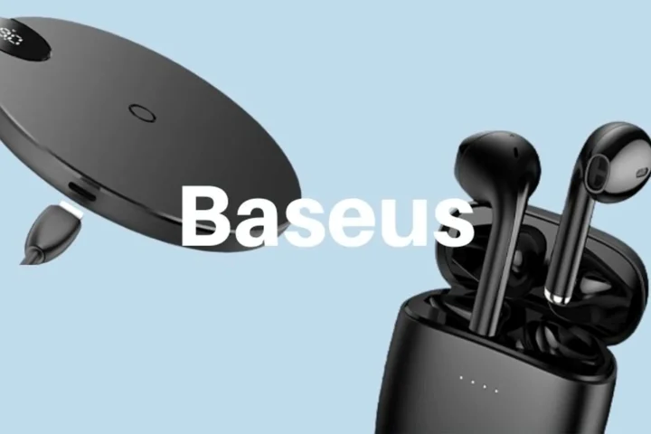 Baseus của nước nào? Giải mã nguồn gốc và chất lượng thương hiệu phụ kiện Người dùng đang sử dụng phụ kiện Baseus tiện lợi