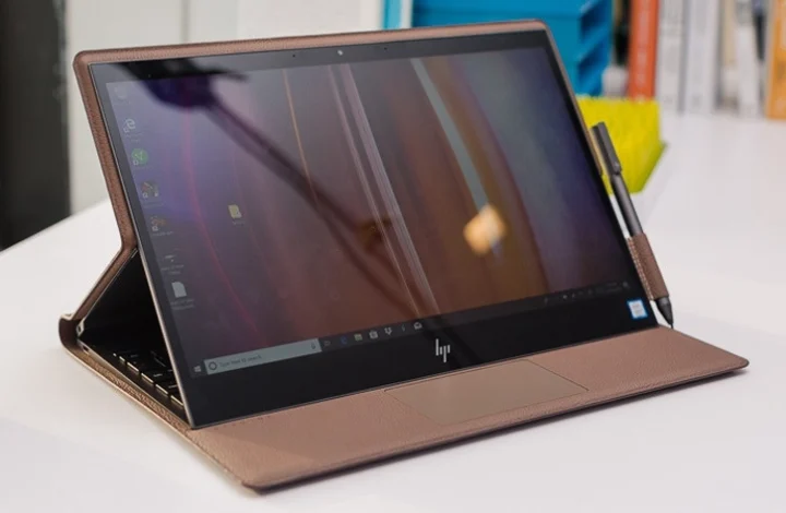 Người dùng sử dụng laptop HP cho công việc