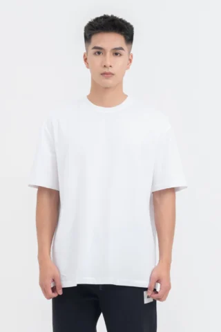 Người mẫu diện áo thun basic trắng thanh lịch