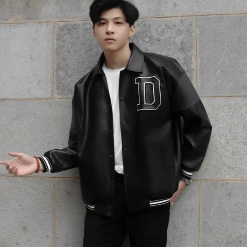 Người mẫu mặc áo jacket thời trang