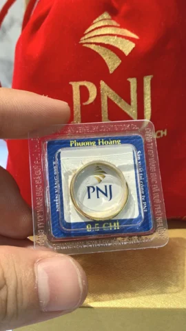 Người mua sắm tại cửa hàng PNJ