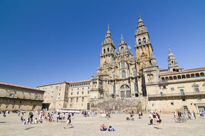 Spain là nước nào? Khám phá xứ sở bò tót và vũ điệu Flamenco Nhà thờ Santiago de Compostela
