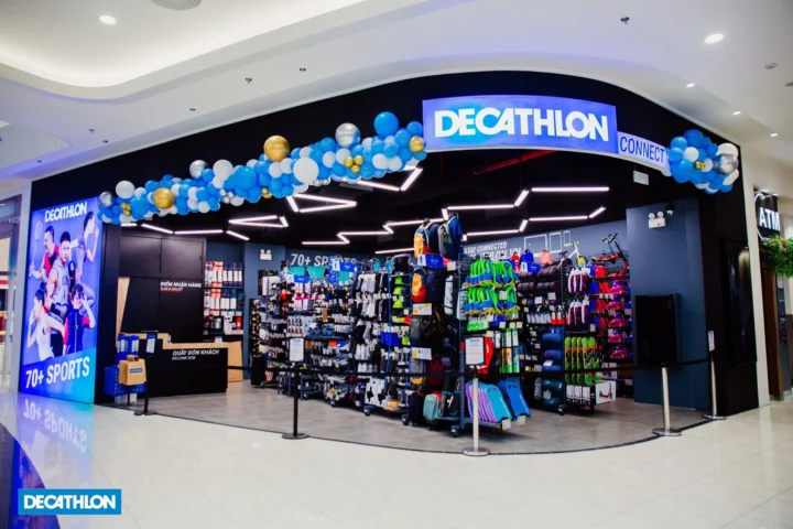 Decathlon của nước nào? Nguồn gốc và hành trình chinh phục thế giới Nhân viên Decathlon tư vấn cho khách hàng