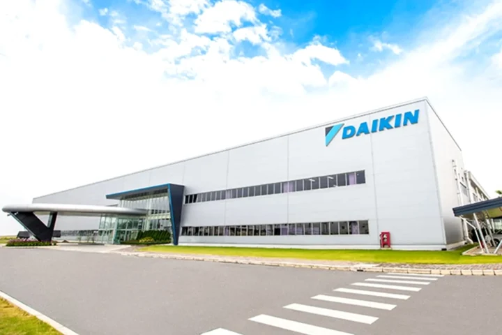 Daikin của nước nào? Khám phá nguồn gốc và công nghệ Nhật Bản Nhân viên kỹ thuật đang kiểm tra và bảo dưỡng máy điều hòa Daikin