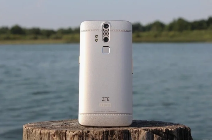ZTE của nước nào? Khám phá nguồn gốc và lịch sử tập đoàn Nhân viên ZTE đang làm việc với thiết bị