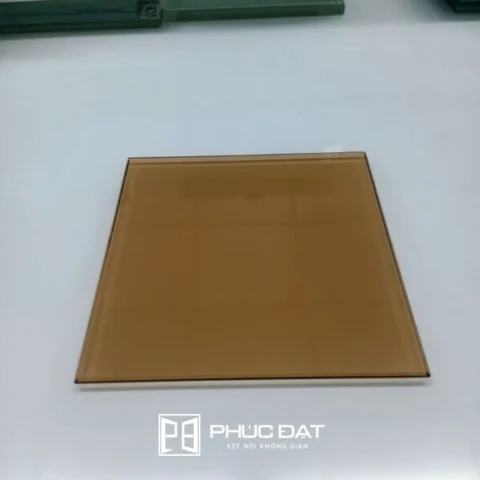 Nội thất với vách kính màu trà đậm