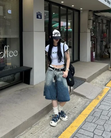 Nữ tính với quần ngố trắng phối áo croptop