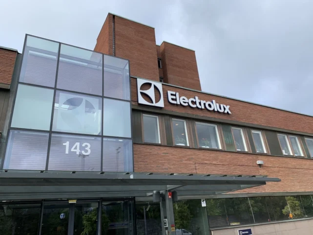 Electrolux của nước nào? Lịch sử và đánh giá chi tiết 2026 Đội ngũ kỹ thuật viên Electrolux đang sửa chữa