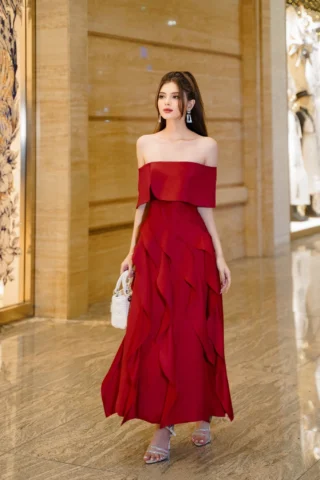 Phối đầm trễ vai với phụ kiện tinh tế