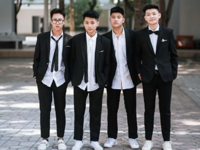 Phối đồ kỷ yếu nam với sơ mi và quần jean năng động