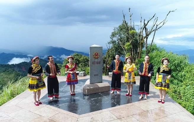 Phong cảnh núi non hùng vĩ tại khu vực biên giới